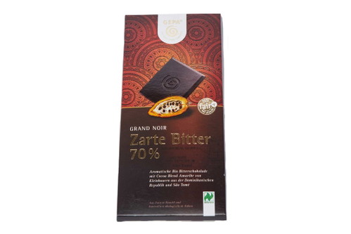6. GEPA Grand Noir Zarte Bitter: 87 Punkte*Tafel ca. € 2,29 für 100 g&nbsp;(Kilopreis: € 22,90)Biosupermarkt, Galeria KaufhofDuftet nach Pumpernickel, Vollkornbrot. Schmeckt etwas muffig, oxidiert in der Mitte, schnell im Abgang. Metallische Noten, das stört etwas, was sich nicht näher beschreiben lässt. Die Bitternote bleibt.