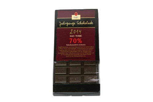 7. Leysieffer Jahrgangsschokolade 2014&nbsp;Sao Tomé: 86 Punkte*Tafel ca. € 2,29 für 100 g&nbsp;(Kilopreis: € 22,90)Leysieffer, InternetBröselig, nicht knackig. Eher Orange als Kirsche im Geschmack, schmilzt buttrig-milchig im Mund. Kurz im Abgang. Nur die Bitterkeit hält sich am Oberkiefer.