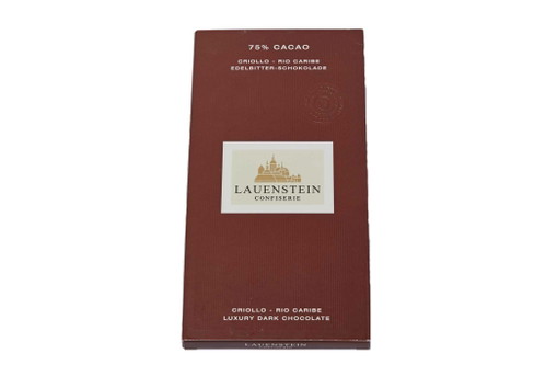 8. Lauenstein Confiserie Edelbitter-Schokolade Criollo: 83 Punkte*Tafel ca. € 4,50 für 80 g &nbsp;(Kilopreis: € 56,25)Confiserien, InternetDünn wie eine Memorykarte. Riecht süß, deutlich nach Kokos, schmeckt nach Nuss, wie Erdnuss-Kokos-Gemisch. Im Abgang&nbsp;viel Gerbstoff.