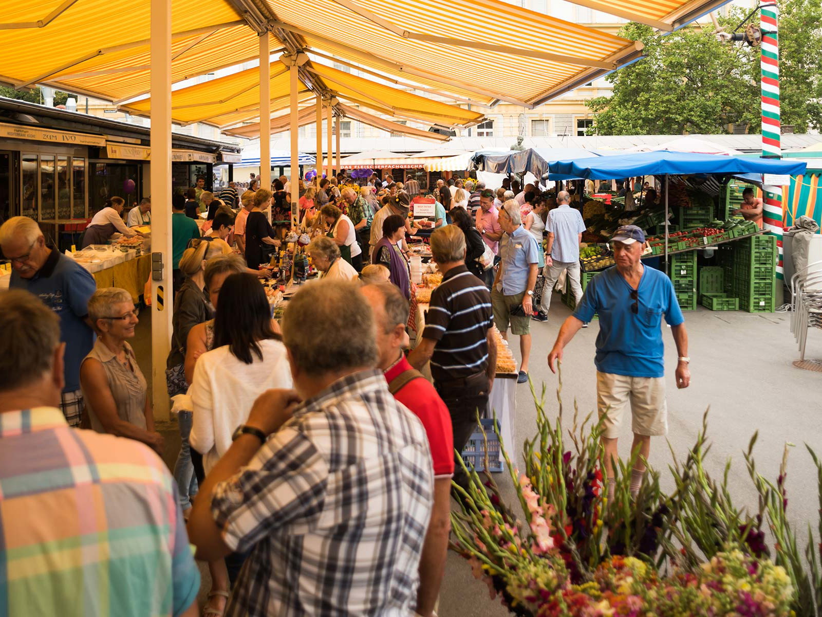 Wo sich eine Stadt trifft: Am Markt kommt Jung und Alt zusammen.