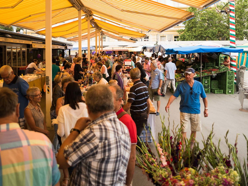 Wo sich eine Stadt trifft: Am Markt kommt Jung und Alt zusammen.