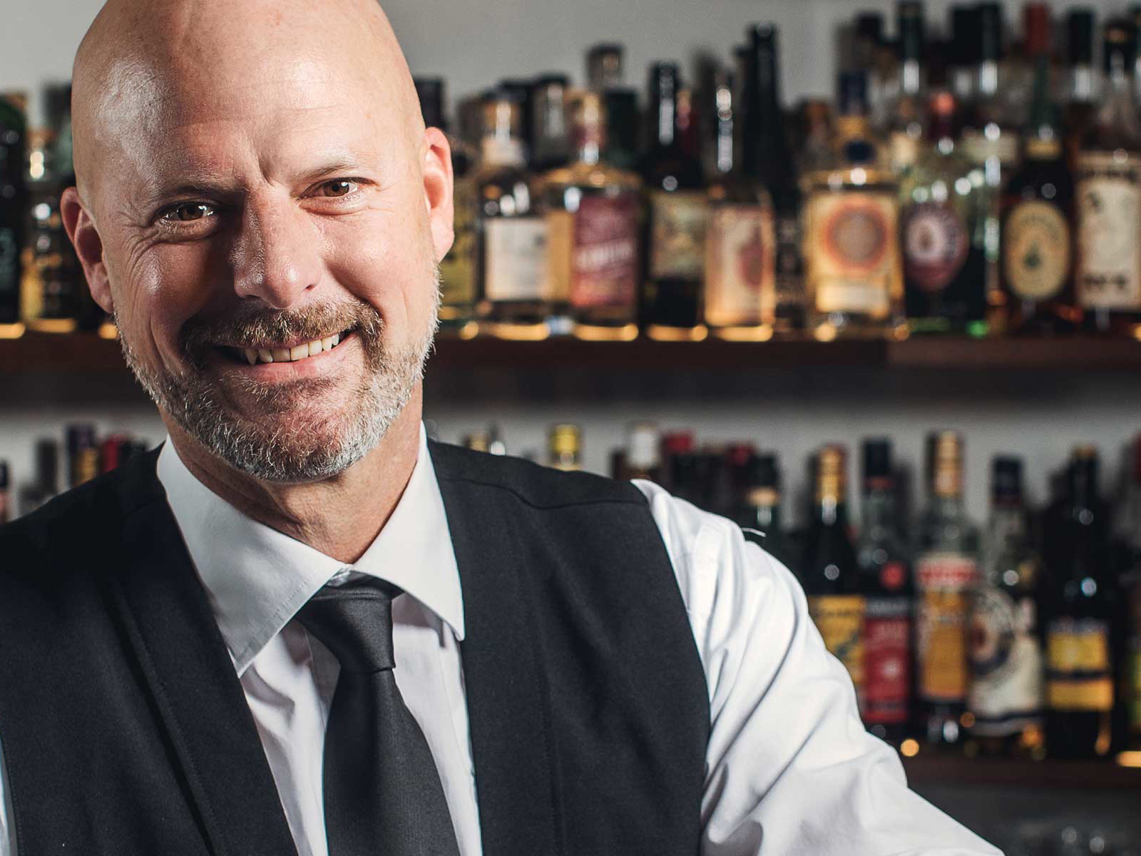 Markus Blattner ist der aufsteigende Mixologen-Star der Schweiz und bereitet im «Old Crow» Cocktails zu.