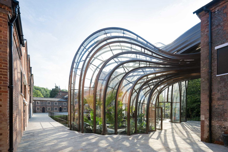 Ein Kunstwerk: Die »Bombay Sapphire«-Destillerie mutet wie ein futuristisches Gewächshaus an.