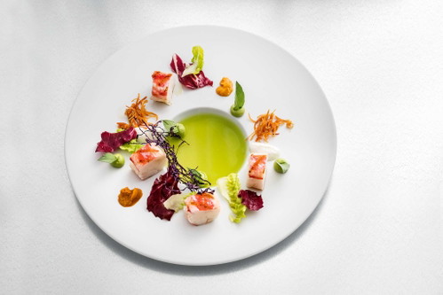 ...Königskrabbe, in Kräutern gekocht und gegrillt, serviert mit Selleriegelee und Remoulade.