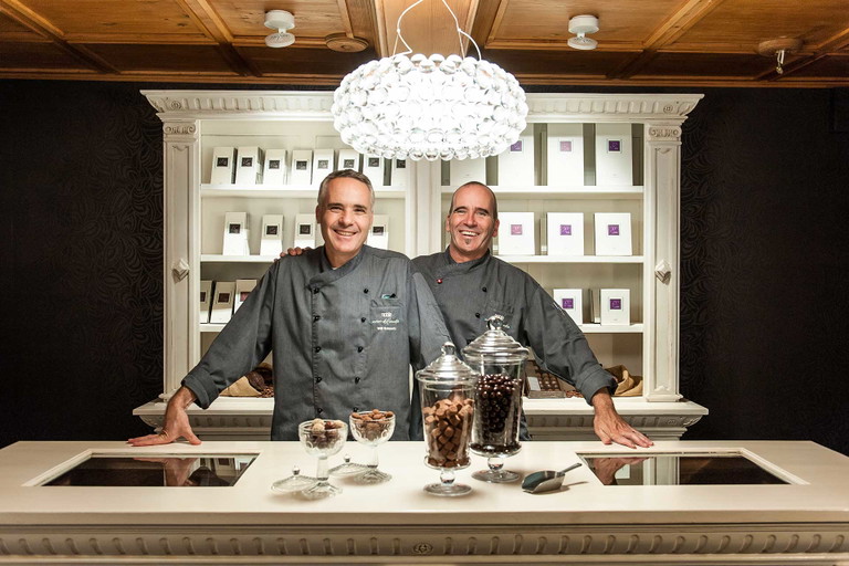 Willi Schmutz und Martin Schwarz am Tresen ihrer Edelschoggi-Manufaktur «Casa Nobile».