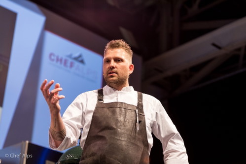 Nick Bril legte einen Tag zuvor noch für die Gäste der Party auf. Am Montag stand er dann live auf der Bühne.