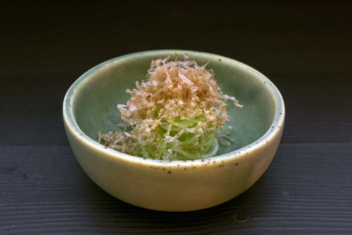 ...fermentierte&nbsp;Gurkenfäden mit&nbsp;Katsuobushi garniert.