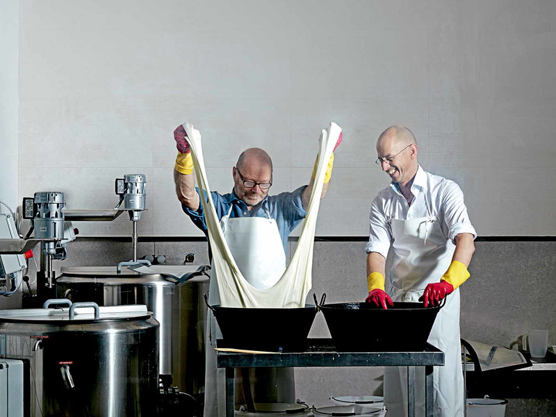 Robert Paget (l.) und Johannes Lingenhel beim Käsen. Das »Lingenhel« ist Wiens einzige Stadtkäserei.