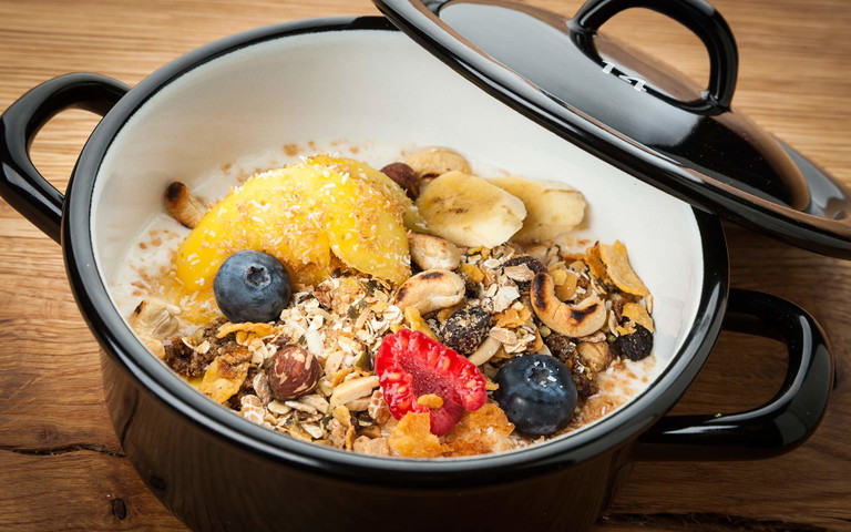 Knuspermüsli mit frischem Obst im »MM«.