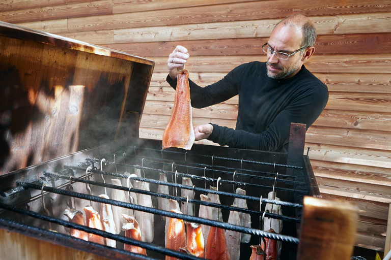 Martin Müller beim Räuchern seines reichen Fischfangs.&nbsp;