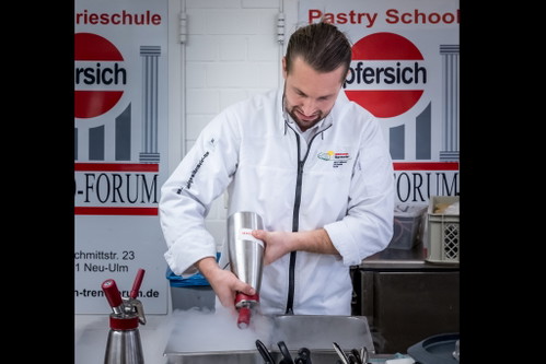 Für sein helles und dunkles Schokolade-Popcorn setzt der Patissier auf eine unkonventielle Zubereitungsweise. 