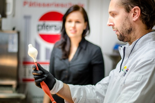 Für Mittermeier spielt Aus- beziehungsweise Weiterbildung eine große Rolle: Er darf sich Maître Pâtissier, Chocolatier, Glacier und Skulpteur nennen.