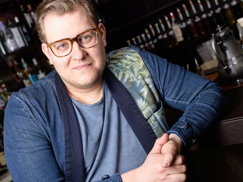 Sven Riebel ist »Falstaff Gastgeber des Jahres« und mixt in der Bar »The Tiny Cup«.
