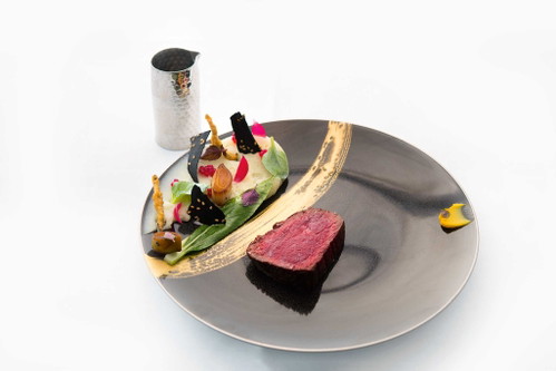 Rinderfilet, Zitronen-Paté, knuspriger Tintenfisch, und Garnelen-Tempura im »La Villa in the Sky«.