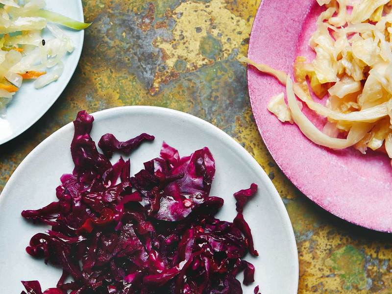 Da gärt sich was zusammen: Fermentiertes Kraut wird zu Sauerkraut (Bild aus dem Buch 
»Saures« von Freddie Janssen).
