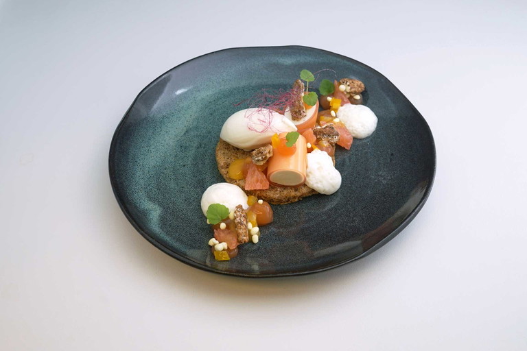 Dessertkreation mit Grapefruit, Bergamotte, Joghurt und Pecannuss.