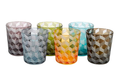 Glas-Vielfalt auf dem Tisch: Der niederländische Designanbieter Pols Potten ist bekannt für stylishe und originelle Accessoires im Wohn-, und Essbereich. Nicht umsonst präsentieren wir hier im Falstaff immer wieder neue Produkte, die gehobenen Lifestyle symbolisieren. Aktuell im Bild: Wasser- und/oder Whiskeygläser in sechs verschiedenen Farben brillieren im Zickzack-Design und punkten als fröhliches Tisch-Dekor. Die Gläser sind in verschiedenen Farbkombinationen erhältlich.CHF 90;-/6er-Set; www.polspotten.nl