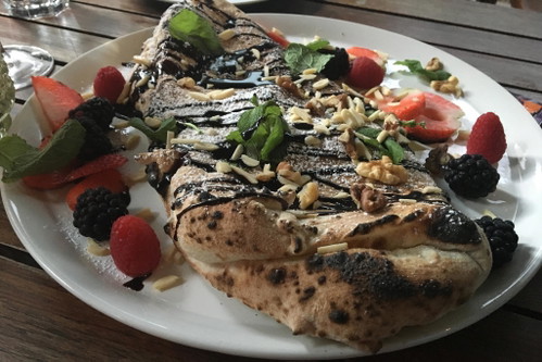 Sogar Desserts werden mit Pizzateig gemacht.