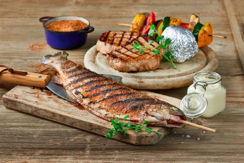 »Duncans Grill«&nbsp;mit Kalbstafelspitz, Mini-Käsekrainer, Schweinskotelett, Hühnerspießen und Steckerlfisch.
