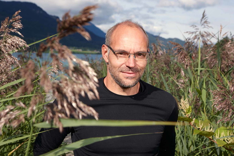 Martin Müller fischt am Weissensee. Mit Haut und Haar hat er sich den Fischen verschrieben. Seinen Fang bringt er mitunter zu Hannes Müller – der daraus Speisen wie Hecht mit Karfiol (u.) zaubert.&nbsp;