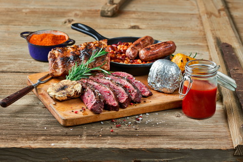 Extra für das Theaterstück kreiert: »Macbeth BBQ« mit Sous-vide Hüftsteak, Western-Style Bacon und Chili, Smoked Chicken Wings, Schweineripperl und Rostbratwurst mit Beilagen.
