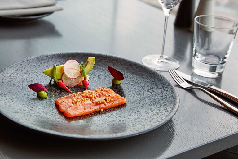 So kann Lachs schmecken. Fisch vom Loch Duart mit Avocado, Radieschen und Miso.