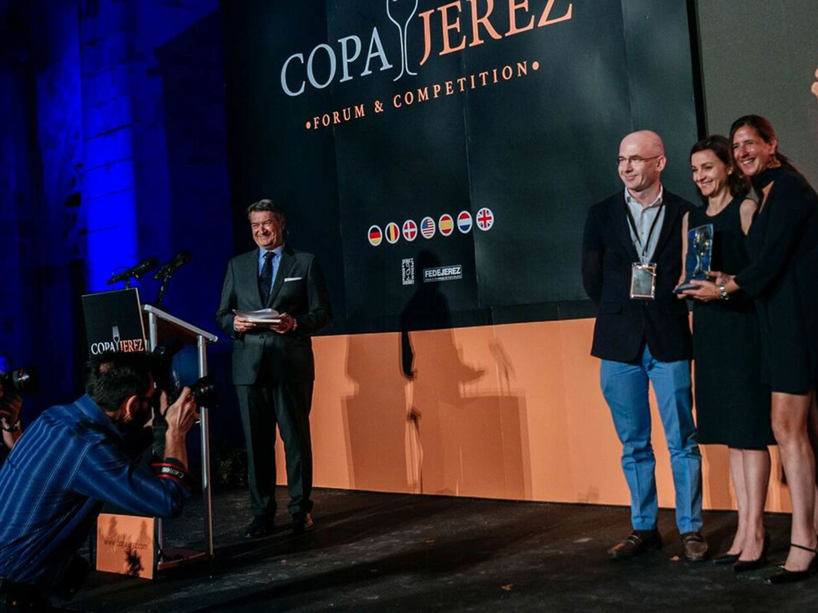 Bei der Preisverleihung (v.l.): César Saldaña (Geschäftsführer Consejo Regulador DO Jerez), Alfonso Janeiro (Leiter der Abteilung Wein, ICEX Spanien), Brigitte Berghammer-Hunger und Martina Schierer 