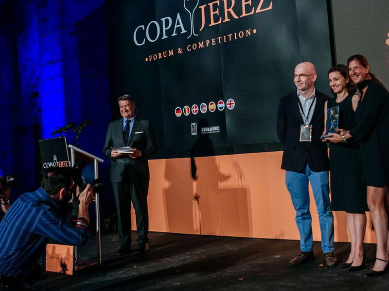 Bei der Preisverleihung (v.l.): César Saldaña (Geschäftsführer Consejo Regulador DO Jerez), Alfonso Janeiro (Leiter der Abteilung Wein, ICEX Spanien), Brigitte Berghammer-Hunger und Martina Schierer 