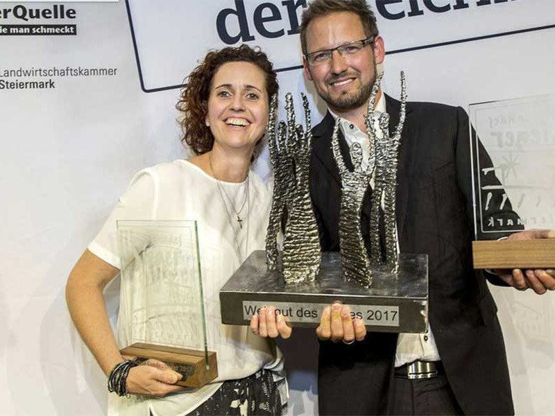 Petra und Walter Frauwallner freuen sich über den Titel »Weingut des Jahres 2017«.