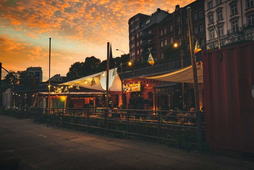 Der ehemalige Marktplatz vor der Riverkasematten ist jetzt ein Wohlfühl-Biergarten.