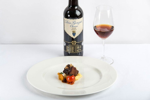 Geschmortes Ochsenbäckchen mit cremiger Polenta, dazu Oloroso Don Gonzalo VOS, Bodegas Valdespino 