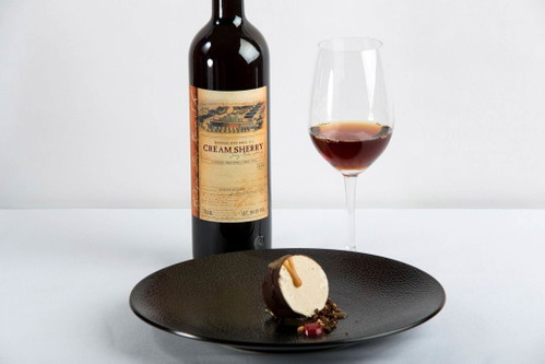 Kaffeeeisparfait mit gesalzenem Karamell, Haselnuss und roten Früchten, dazu Dios Baco Cream Sherry, Bodegas Dios Baco 