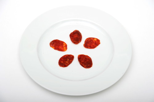 7. Goikoa Prestigio  Chorizo extra: 89 Punkte*€ 3,99 für 225 g (€ 17,70/kg), abgepackt.U. a. Meinl am GrabenDunkles Fleisch, kompakt. In der Nase rauchige Aromen. Schmeckt intensiv nach Paprika, feine Schärfe, Knoblauch gut eingebunden, angenehme Säure, wirkt leicht gereift, fester Biss, eignet sich gut zum Kochen.