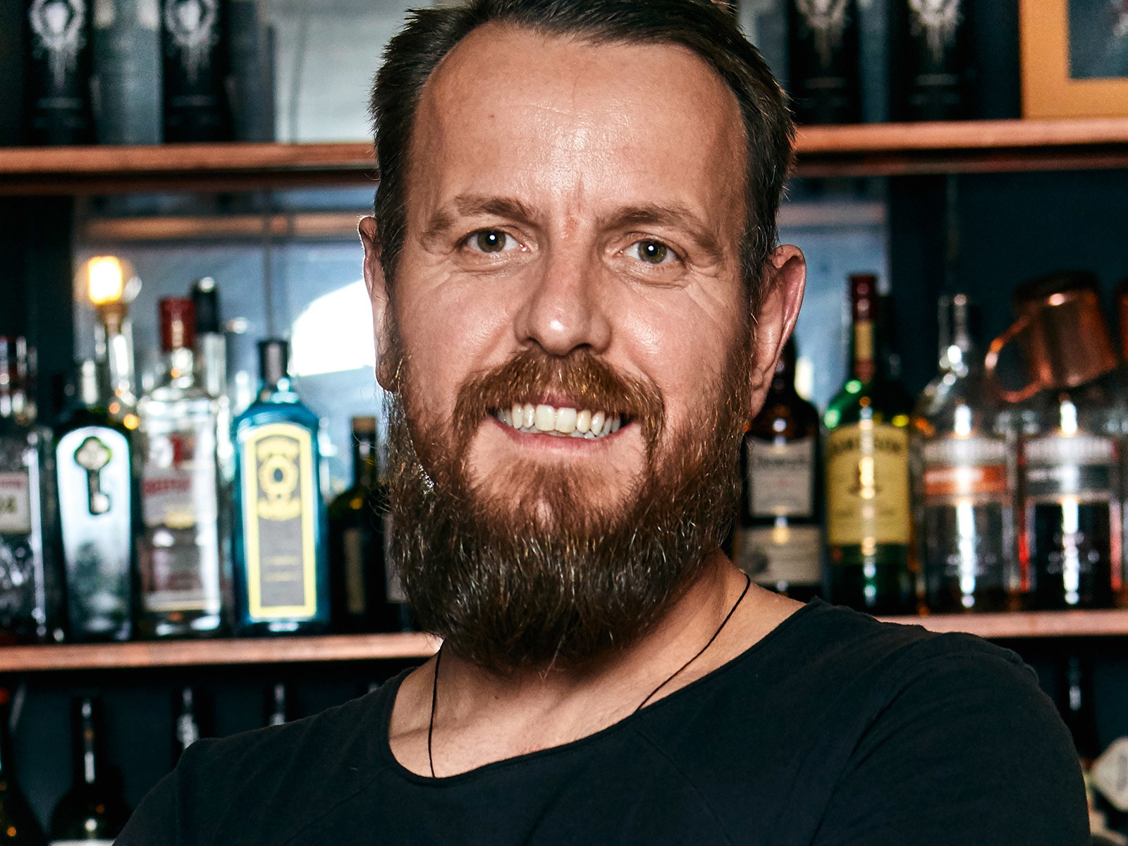 Adnan Alija steht in der Münchner Bar »Call Soul« hinter dem Tresen.