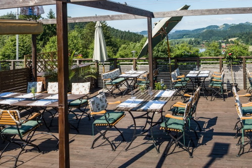 Auch auf der Terrasse können die Gerichte bestellt und genossen werden.