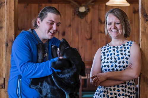 Seit Mai im Seggauer Schlosskeller: Manuel, Anna und Mischlingshund Becks.