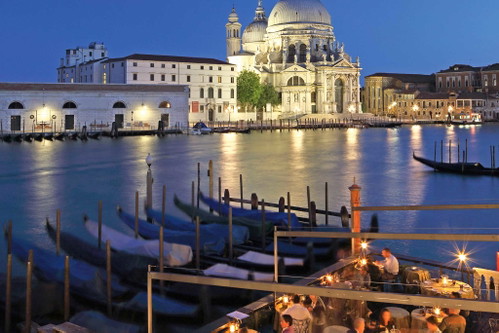 Terrasse des Luxushotels »Bauer« mit Blick auf Santa Maria della Salute.