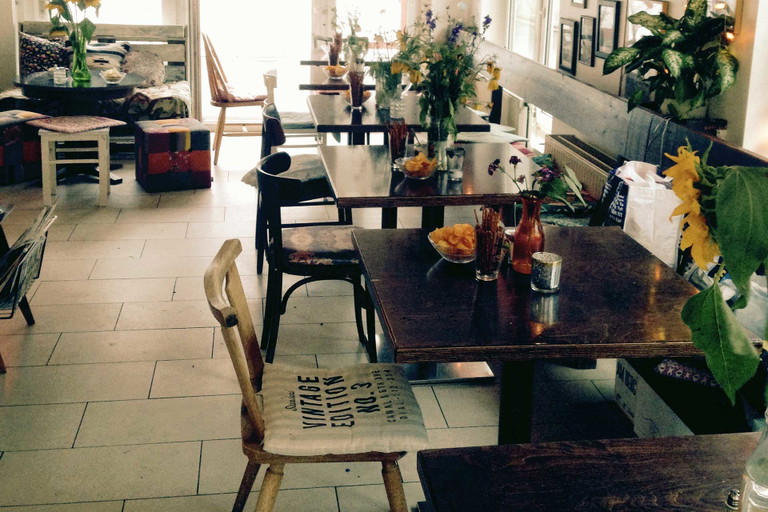 »Cafemima«: unfreundliche Reaktion der Kellnerin.