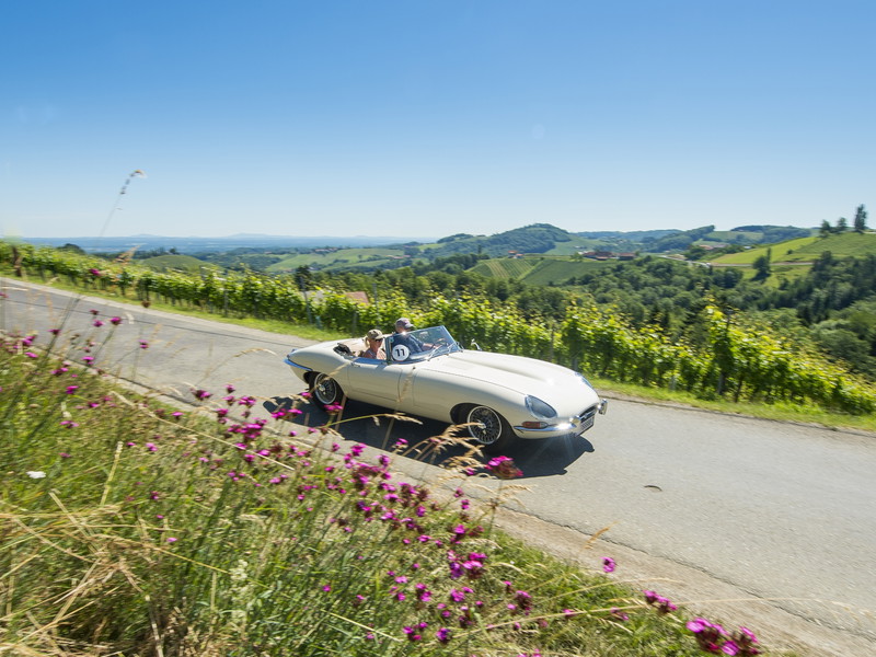 Der Jaguar E-Type auf den steirischen Straßen.