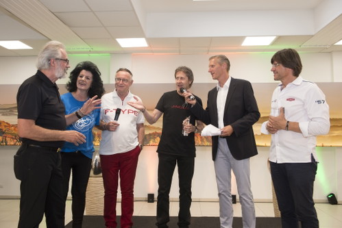 Helmut Mühlhans (links) und Kurt Walcher (Dritter von rechts) holten sich den Sieg.
