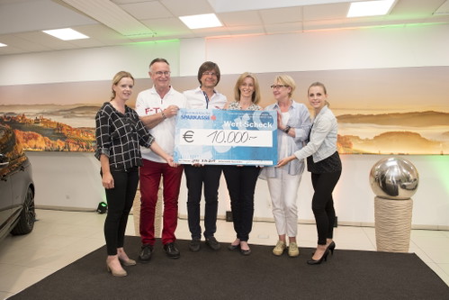 Übergabe des Spendenschecks an Birgit Jungwirt und Karin Kapp von der Österreichischen Krebshilfe Steiermark.