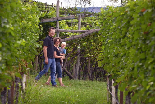 ABRAHAM:&nbsp;Marlies und Martin Abraham sind ein starkes Team. 2011 erzeugten sie den ersten Wein, und man spürt noch immer den Enthusiasmus des Aufbruchs. Seit fünf Generationen wird am Hof Wein angebaut – bis die Abrahams etwas Eigenes machen wollten. Die Weine sind charaktervoll und eigenständig. Der schmelzige Weißburgunder Lamm lagert ein Jahr auf der Vollhefe, der Weißburgunder Art noch ein Jahr länger. Ein Prachtwein...