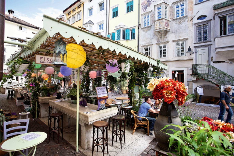 Die Freiluft-Bar »Fischbänke« ist ein beliebter Treffpunkt in Bozen.&nbsp;