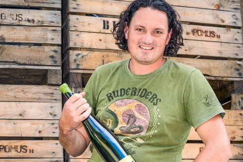 GARLIDER: Christian Kerschbaumer betrieb früher Apfelanbau. Ein Kurs beim legendären Weinprofessor Rainer Zierock 2002 hat ihn zum Wein gebracht. Die Apfelbäume wurden gerodet, und die Steil-lagen rund um seinen Garlider-Hof auf 650 Meter Seehöhe in Feldthurns mit den typischen Sorten des Eisacktals bepflanzt: Sylvaner, Grüner Veltliner, Pinot Grigio, Gewürztraminer und Blauburgunder...