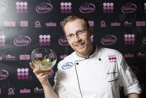 Gewinner Nico Kuckenburg mit seinem Freestyle-Dessert aus Hefe, Mango und Passionsfrucht. 