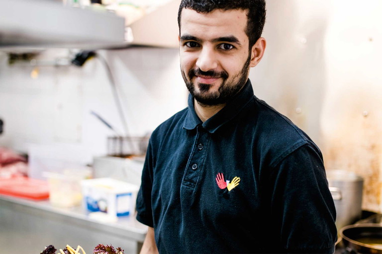 Beim »Familiy Dinner« servieren die Mitarbeiter vom »Habibi &amp; Hawara« orientalische Köstlichkeiten.