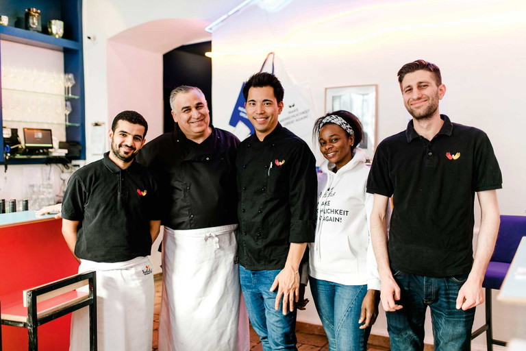 Chefkoch Edgardo Mendoza (Bildmitte) mit seinem »Habibi &amp; Hawara«-Team.