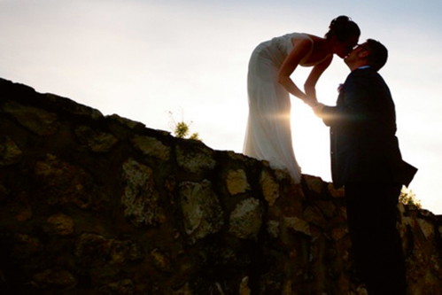 Der charmante Hof und die Naturkulisse bieten das perfekte Setting für romantische Foto-Shootings.