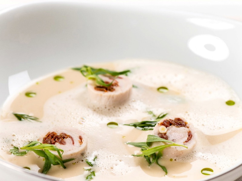 Spannende Kombination: Kräutersuppe mit Kaninchengalantine.