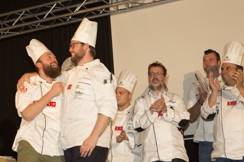 Jürgen Kettner mit seinem Assistenten Adrian Schötzau bei der Siegerehrung. 